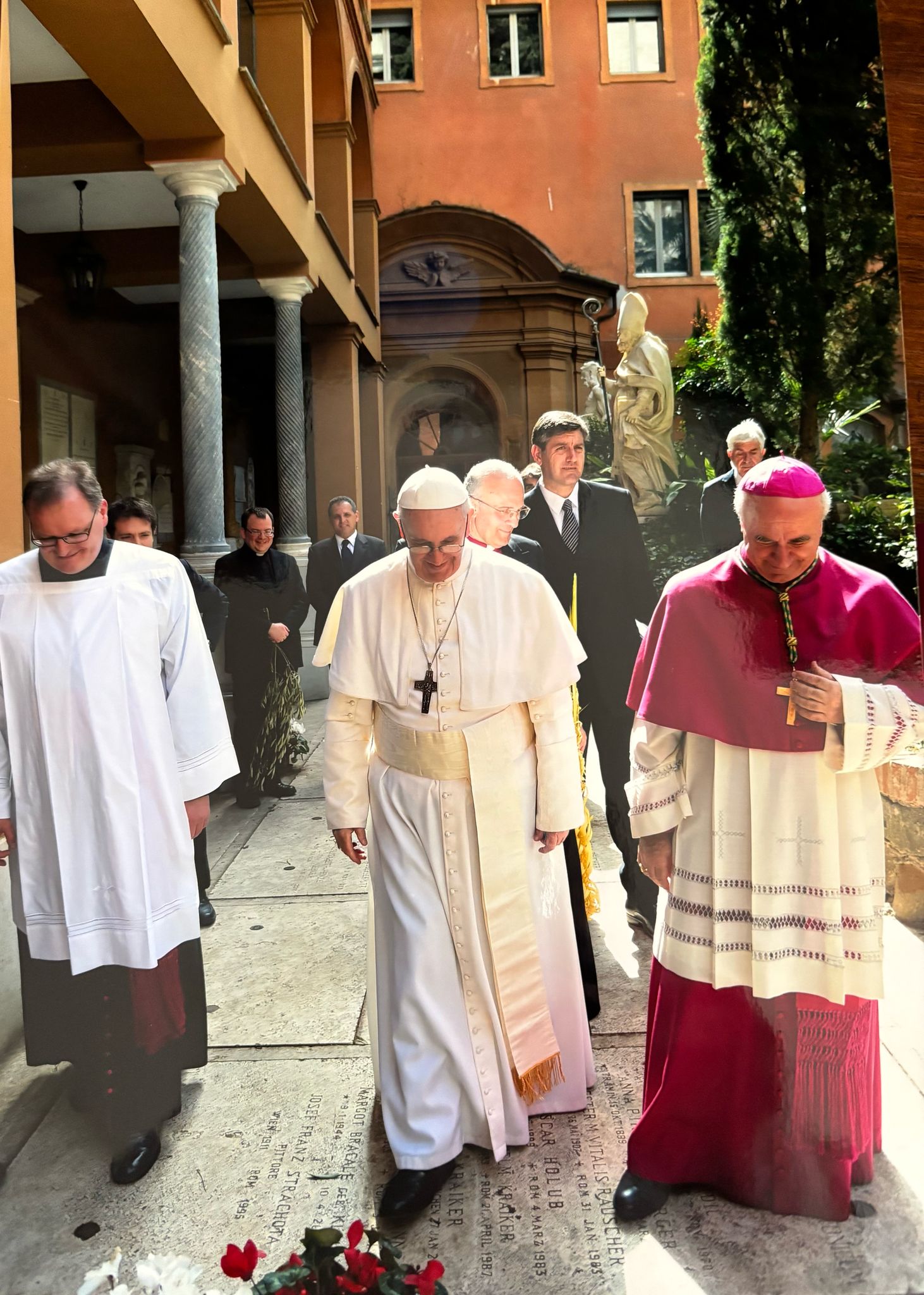 Am Palmsonntag 2013 besuchte Papst Franziskus spontan den Campo Santo neben seiner Wohnung in der Casa Santa Marta; im Bild links: Msgr. Dr. Thomas Frauenlob