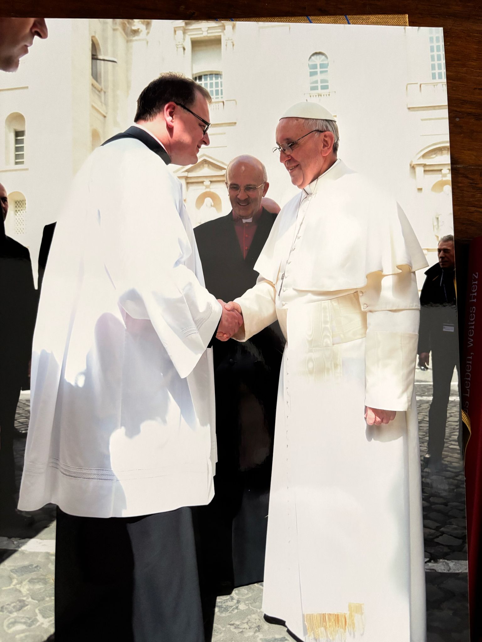 Papst Franziskus ließ sich den deutschen Friedhof zeigen und bedankte sich für die Führung