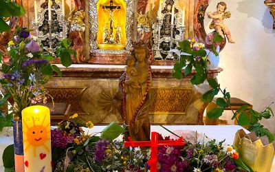 Altar mit Blumen und Maria