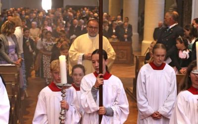 Einzug Stiki mit Ministranten