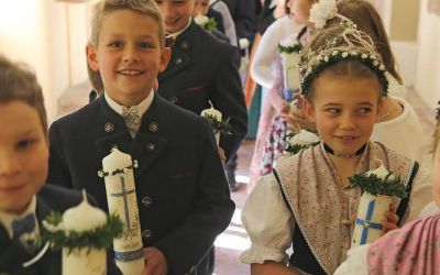 Kinder freuen sich Einzug Stiftskirche